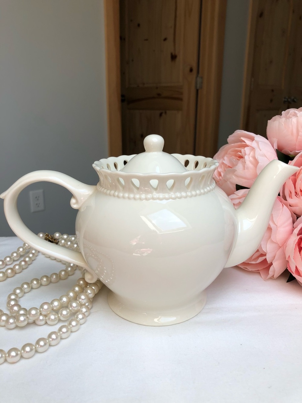 I. Godinger & Co. Vintage Victorian Cream Lace Trim Teapot
